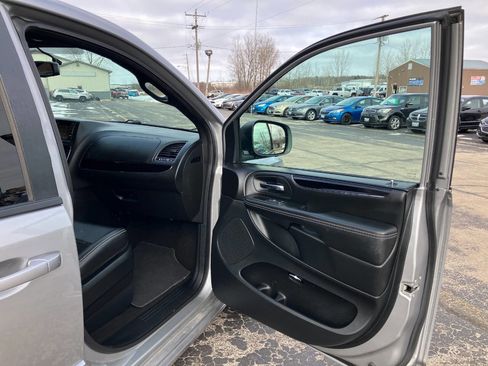 Used 2017 Dodge Grand Caravan SXT w/ Blacktop Package image 12