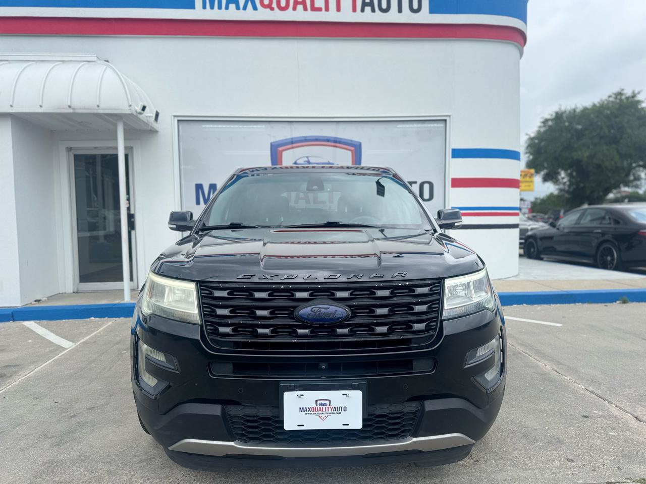Used 2017 Ford Explorer Limited w/ Equipment Group 301A FWD image 9