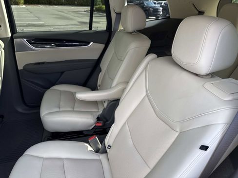 Used 2023 Cadillac XT6 Premium Luxury w/ Technology Package AWD/4WD image 11