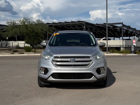 Used 2018 Ford Escape SE w/ SE Sync 3 Package FWD image 2