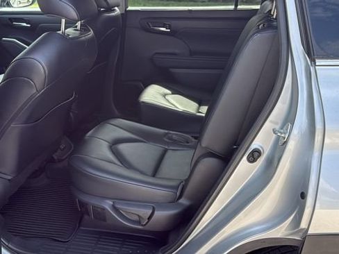 Used 2023 Toyota Highlander XLE FWD image 17