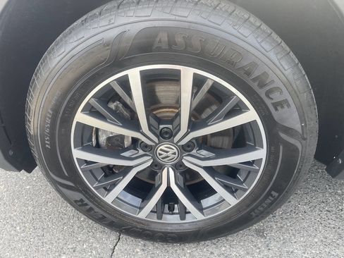 Used 2020 Volkswagen Tiguan SE image 11