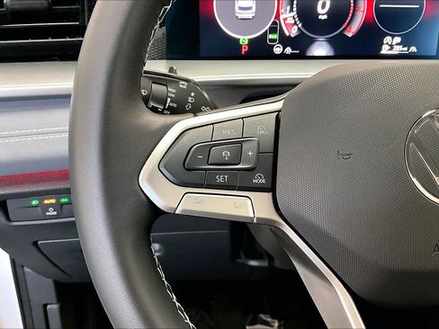 Used 2025 Volkswagen Tiguan SE image 20