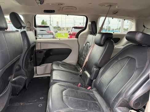 Used 2017 Chrysler Pacifica Touring-L w/ Tire & Wheel Group FWD image 11