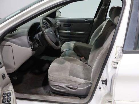 Used 2005 Ford Taurus SE image 2