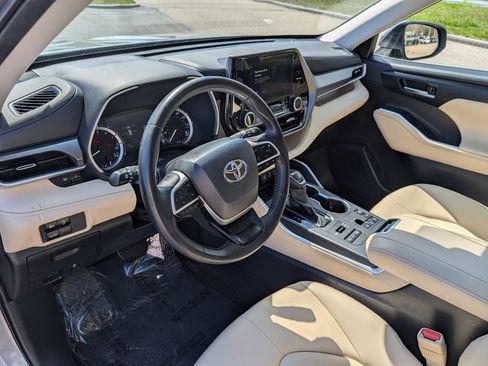 Used 2025 Toyota Highlander XLE AWD/4WD image 18