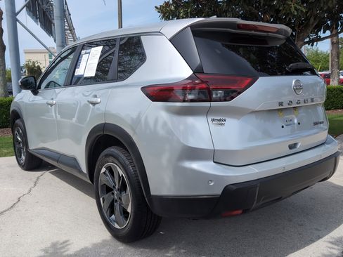 Used 2024 Nissan Rogue SV image 8