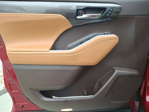 Used 2022 Toyota Highlander Platinum image 10