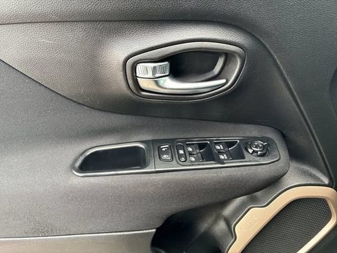 Used 2016 Jeep Renegade Latitude FWD image 12