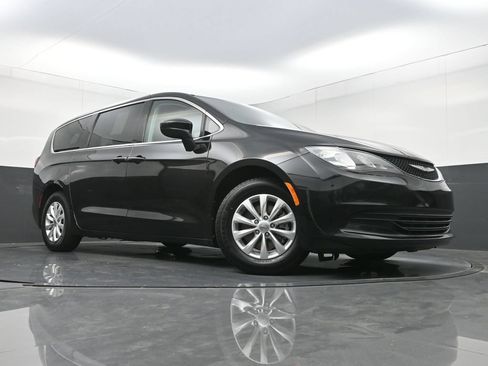 Used 2017 Chrysler Pacifica Touring w/ Tire & Wheel Group FWD image 22