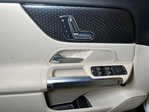 Certified 2025 Mercedes-Benz GLB 250 4MATIC image 21