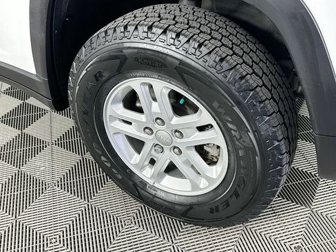 Certified 2023 Jeep Grand Cherokee Laredo w/ Luxury Tech Group I image 40