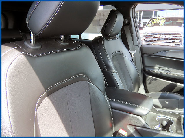 Used 2024 Jeep Grand Cherokee Altitude AWD/4WD image 9