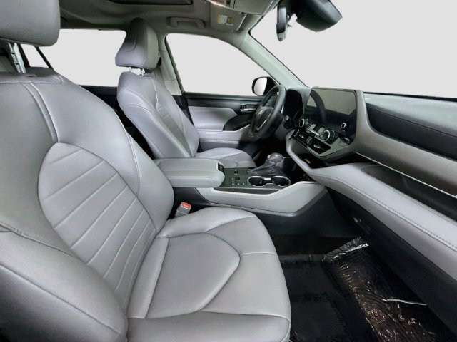 Used 2023 Toyota Highlander XLE AWD/4WD image 29
