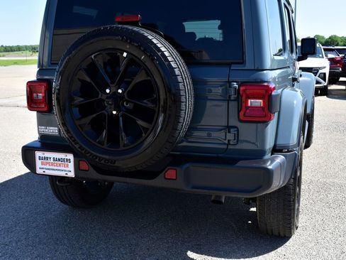 Used 2025 Jeep Wrangler Unlimited Sahara AWD/4WD image 11
