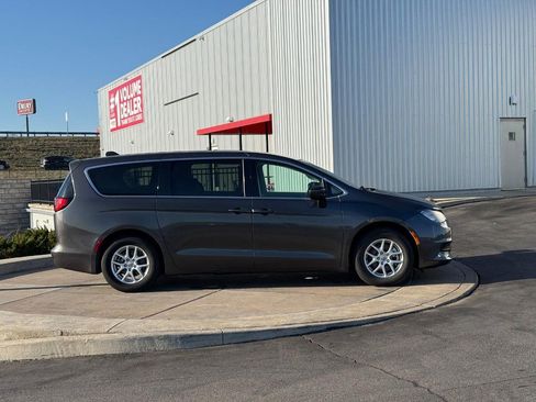 Used 2023 Chrysler Voyager LX image 2