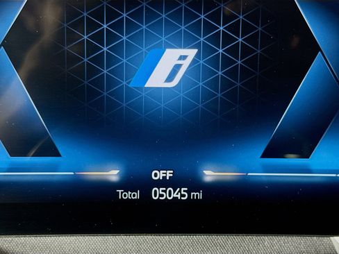 Used 2025 BMW 750e xDrive w/ Executive Package image 12