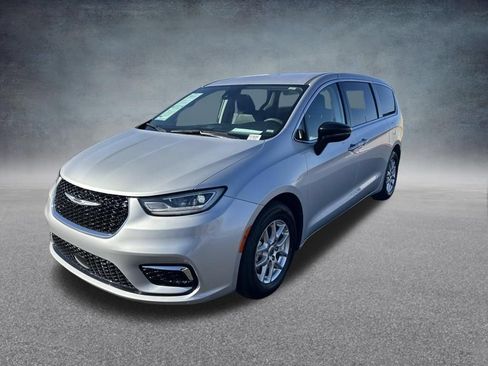 Used 2024 Chrysler Pacifica Touring-L FWD image 8