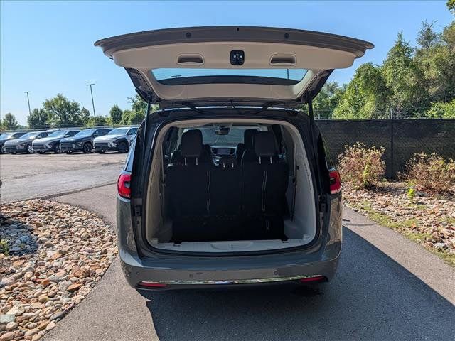 Used 2022 Chrysler Pacifica Touring-L w/ Uconnect Theater Family Group FWD image 25