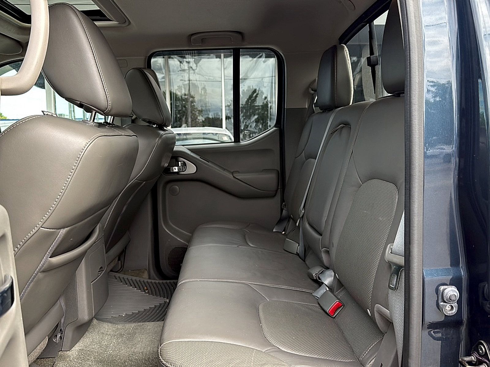 Used 2015 Nissan Frontier SL w/ Moonroof Package AWD/4WD image 7