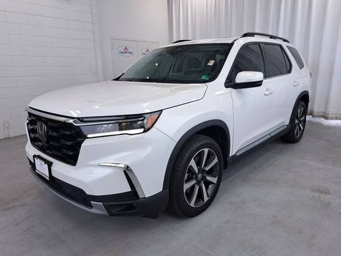 Used 2025 Honda Pilot Touring image 2