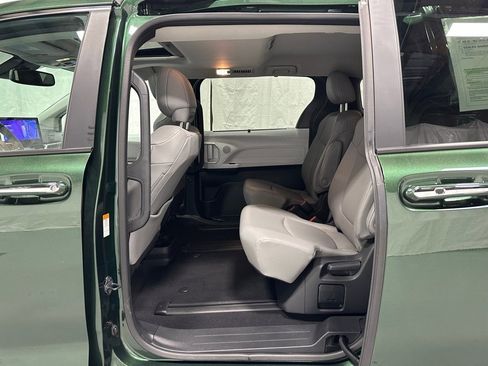 Used 2025 Toyota Sienna XLE image 46