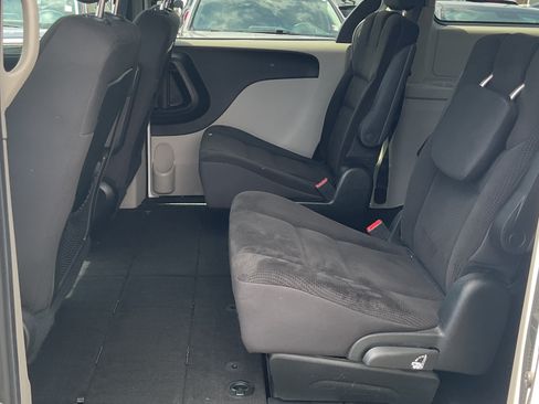 Used 2017 Dodge Grand Caravan SE w/ UConnect Hands-Free Group FWD image 13