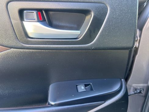 Used 2019 Toyota Highlander XLE FWD image 31