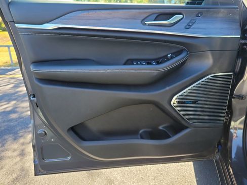 Used 2023 Jeep Grand Cherokee Overland w/ Luxury Tech Group IV image 18