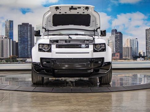 Used 2025 Land Rover Defender 130 X-Dynamic SE image 4