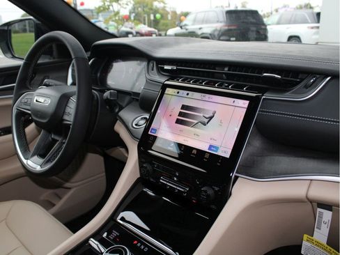 New 2025 Jeep Grand Cherokee Limited image 24