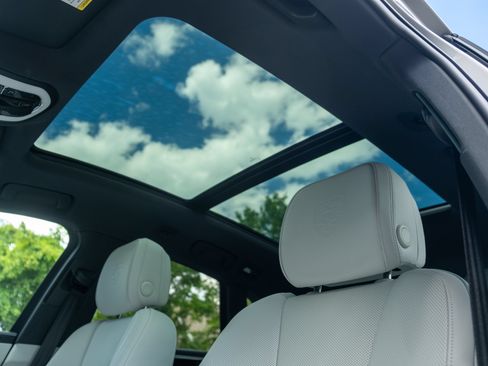 Certified 2023 Porsche Macan Turbo AWD/4WD image 39