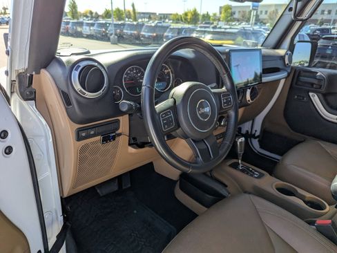 Used 2016 Jeep Wrangler Unlimited Rubicon w/ Connectivity Group AWD/4WD image 12