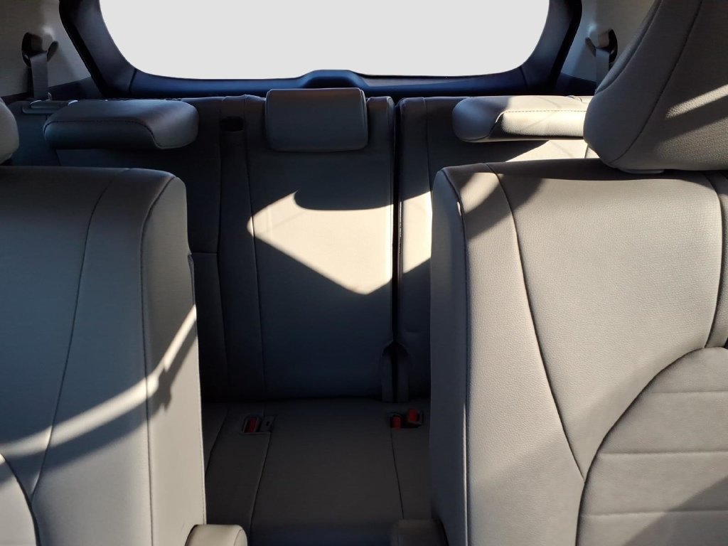 Used 2024 Toyota Highlander XLE FWD image 17