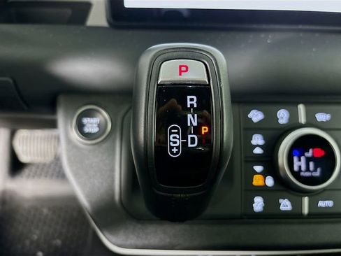 Used 2024 Land Rover Defender 110 X-Dynamic SE image 19