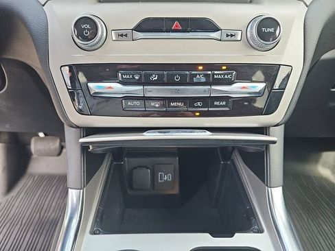 Used 2023 Ford Explorer XLT w/ Equipment Group 202A AWD/4WD image 33