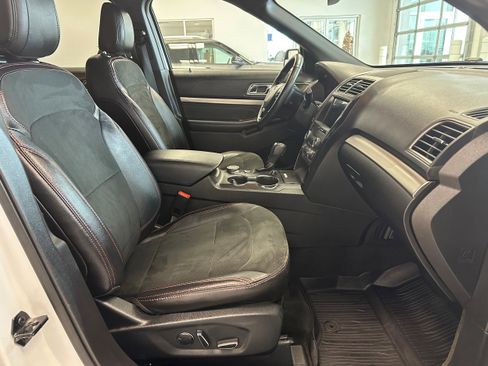 Used 2018 Ford Explorer XLT w/ Equipment Group 202A image 16