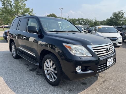 Used 2011 Lexus LX 570 4WD w/ Luxury Pkg image 3