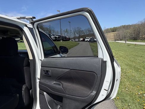 Used 2020 Mitsubishi Outlander ES image 41