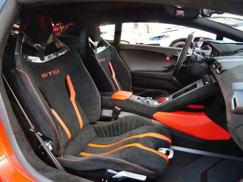 Used 2022 Lamborghini Huracan STO image 8