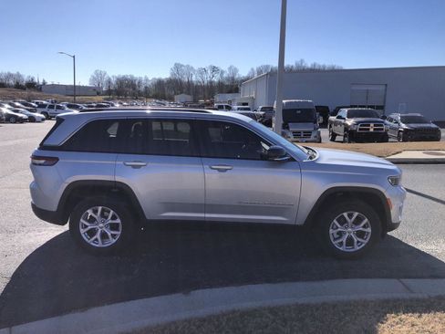 Certified 2022 Jeep Grand Cherokee Limited w/ Trailer Tow Prep Group (B) image 6