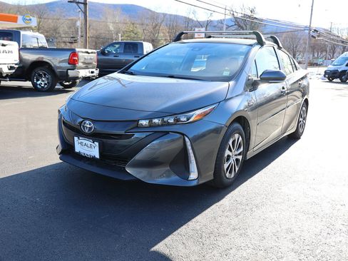 Used 2022 Toyota Prius Prime LE image 3