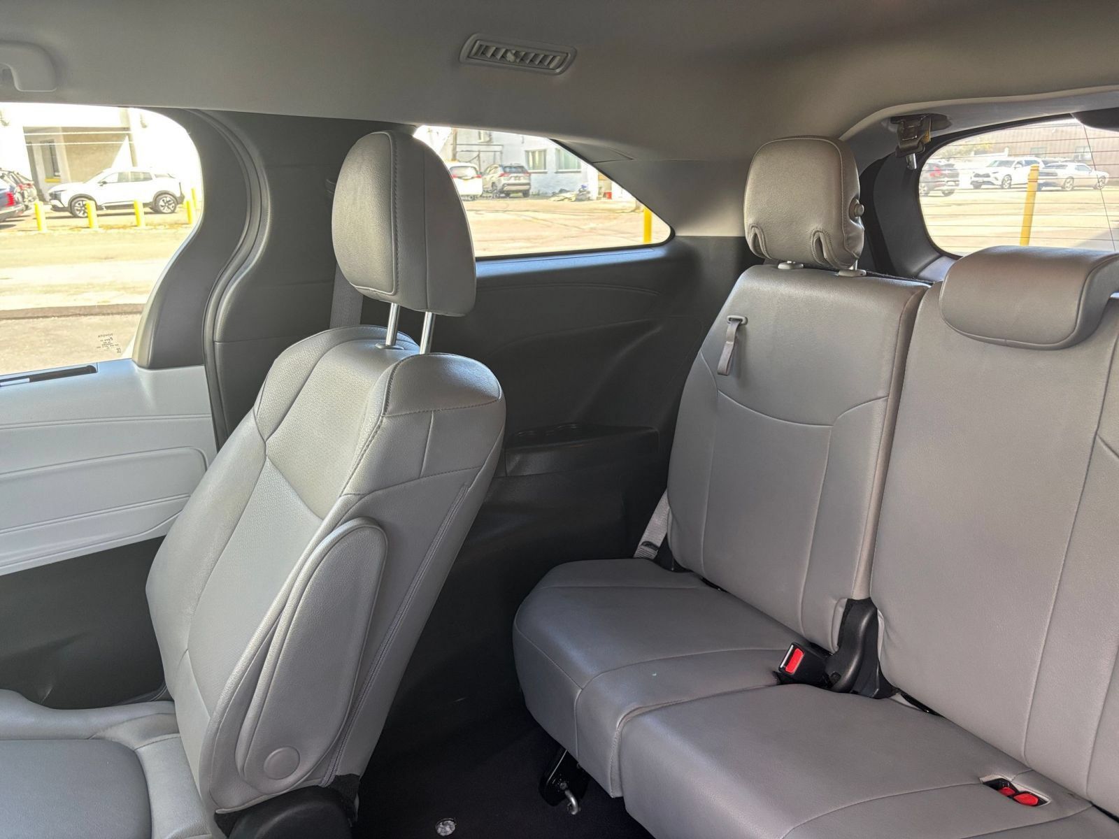 Used 2025 Toyota Sienna XLE FWD image 29