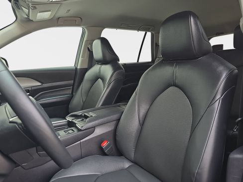 Used 2025 Toyota Grand Highlander AWD image 18