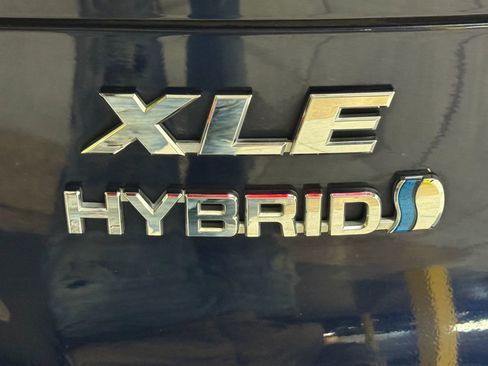 Used 2022 Toyota Venza XLE image 14