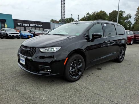 New 2026 Chrysler Pacifica Limited image 8