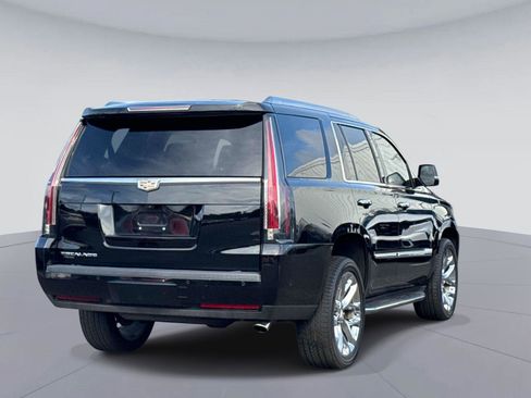 Used 2017 Cadillac Escalade Premium Luxury RWD image 3