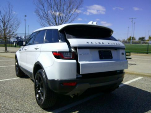 Used 2018 Land Rover Range Rover Evoque SE Premium image 17
