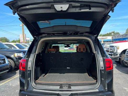 Used 2017 GMC Acadia SLT AWD/4WD image 18