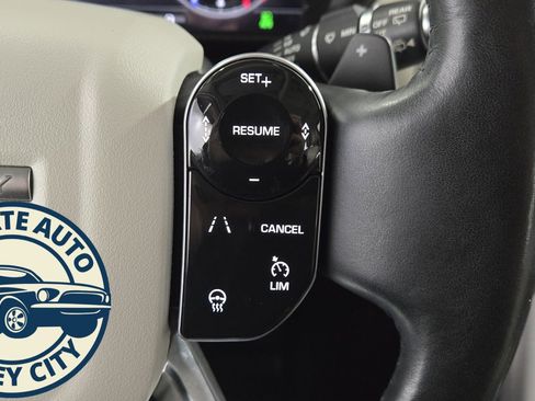 Used 2019 Land Rover Discovery HSE Luxury image 16